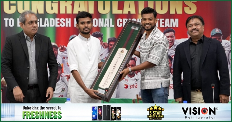 'উপহার' পেয়ে ক্রিকেট দলকে 'ধন্যবাদ' উপদেষ্টার