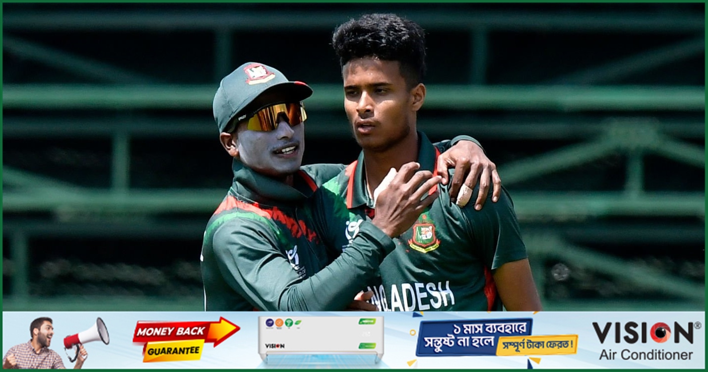 বর্ষণের জোড়া উইকেট, ঝুঁকি নিয়ে বাংলাদেশের শুভসূচনা